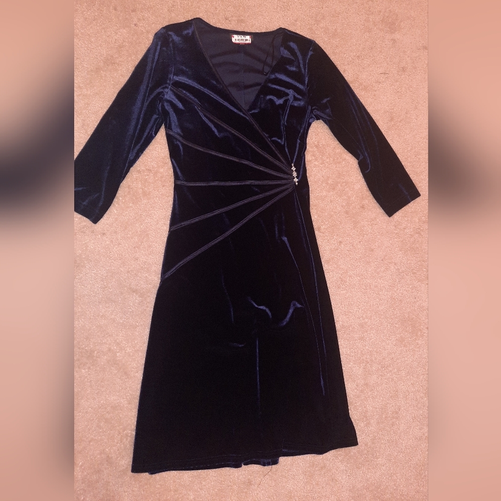 Fitted dress, with navy satin trim